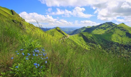 Survol en hélicoptère du volcan en éruption à Saint-Pierre (974)